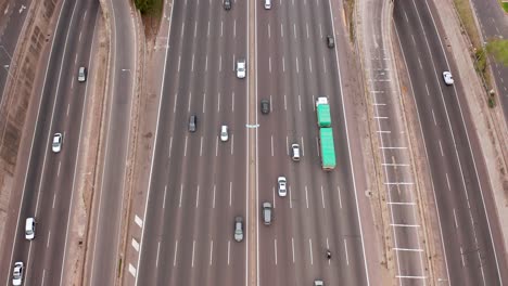 Imágenes-Aéreas-De-Drones-4k-De-Cientos-De-Vehículos-Diferentes-Que-Conducen-A-Través-De-La-Autopista-Panamericana-Gigante-De-Varios-Carriles