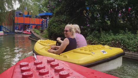 Huéspedes-Conduciendo-Un-Bote-Estilo-Lego-A-Través-De-Un-Curso-En-El-Legoland-Windsor-Resort-En-Berkshire,-Inglaterra.