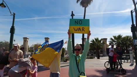 Mujeres-Sosteniendo-El-Cartel-De-&quot;no-A-La-Guerra&quot;-Y-La-Bandera-Ucraniana-En-La-Manifestación-Por-La-Paz