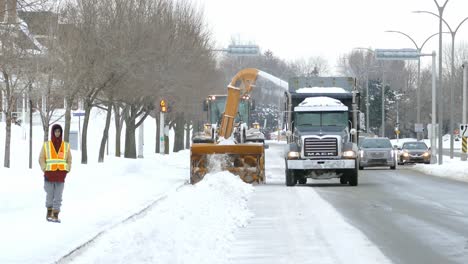 Industrielle-Schneereinigungsgeräte,-Die-Schnee-Auf-Die-Rückseite-Eines-Mack-Trucks-Räumen