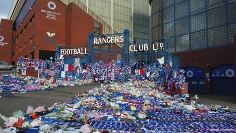 Homenajes-En-Memoria-Del-Ex-Gerente-De-Los-Guardabosques,-Walter-Smith-Fuera-Del-Estadio-Ibrox