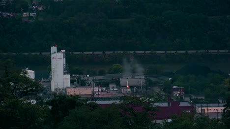 Humo-De-La-Planta-Siderúrgica-Edgar-Thomson-De-Us-Steel-En-Braddock,-Pennsylvania