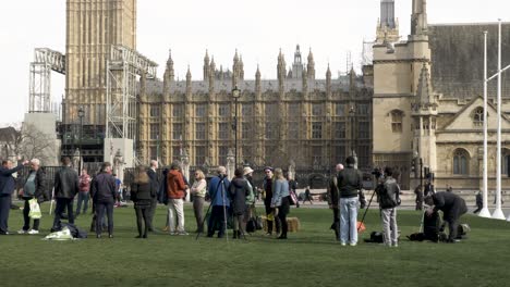 Gente-Y-Equipos-De-Cámara-Preparándose-En-El-Jardín-De-La-Plaza-Del-Parlamento-El-17-De-Marzo-De-2022