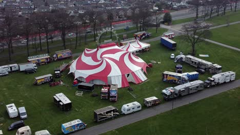 Planet-Circus-Daredevil-Entertainment-Buntes-Wirbelzelt-Und-Wohnwagenring-Ring-Aus-Der-Luft,-Weitwinkelaufnahme,-Heranzoomen