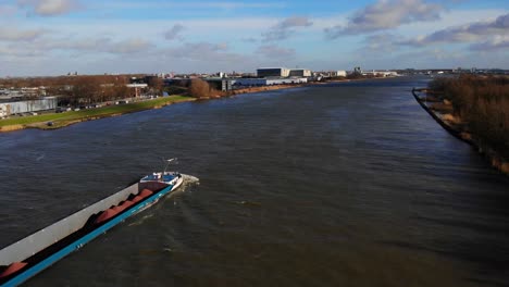 Luftaufnahmen-über-Die-Alte-Masse-Und-über-Das-Sjouwer-Frachtschiff,-Das-Durch-Zwijndrecht-Fährt