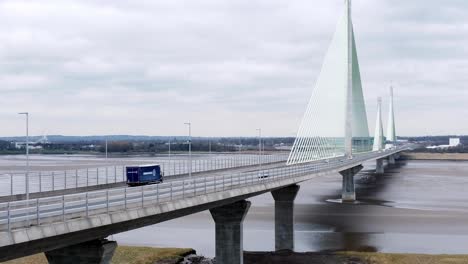 Mersey-Gateway-Wahrzeichen-Luftaufnahme-über-Der-Mautpflichtigen-Hängebrücke,-Die-Den-Fluss-überquert-Und-Langsam-Ansteigt