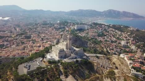 La-Simbólica-Basílica-De-Notre-dame-De-La-Garde-En-La-Hermosa-Ciudad-De-Marsella,-Francia