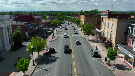 Gerader-Luftflug-über-Den-Verkehr-Auf-Der-Hauptstraße-Einer-Kleinstadt-In-Amerika