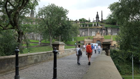 Die-Seufzerbrücke-Vor-Der-Nekropole-Von-Glasgow,-Schottland,-Mit-Herumlaufenden-Touristen