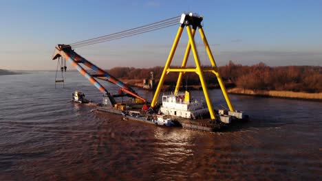 Luftaufnahme-Des-Hebo-9-Lift-Schwimmkrans,-Der-Von-Einem-Schlepper-Entlang-Der-Oude-Maas-Gezogen-Wird