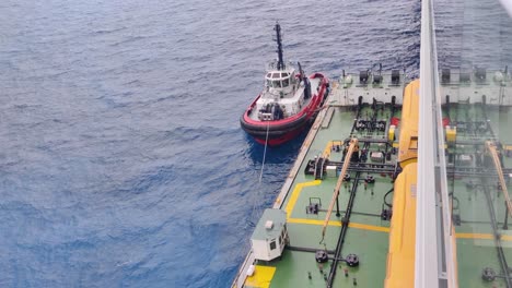 Buque-De-Abastecimiento-De-Petróleo-Que-Alimenta-Petróleo-Y-Gas-En-Medio-Del-Mar-En-Un-Fondo-De-Video-De-Un-Crucero-De-Lujo-En-4k