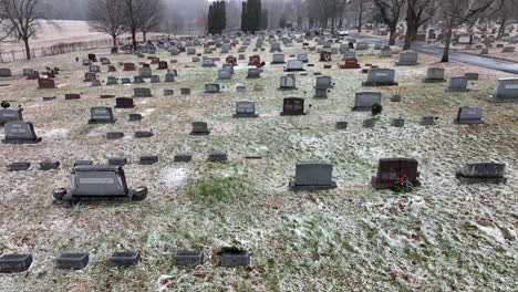 Antena-Del-Cementerio-De-Invierno-Durante-Las-Ráfagas-De-Nieve