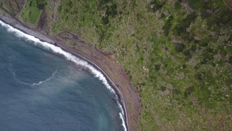 Una-Vista-De-Pájaro-Mirando-Hacia-Una-Playa-En-Madeira.