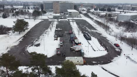 Antena-Hacia-El-Estacionamiento-Cubierto-De-Nieve-Con-Camión-De-Comida-Para-El-Convoy-De-Libertad-En-Ottawa