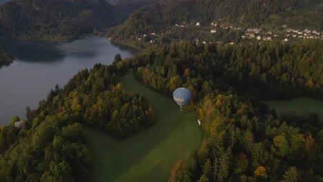 Ballonfahrt,-Die-Morgens-Vom-Ländlichen-Feld-In-Der-Nähe-Des-Bleder-Sees-Aufsteigt,-Aus-Der-Luft