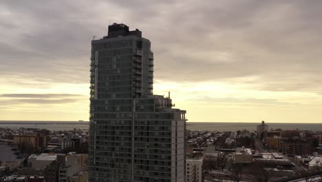 Una-Vista-Aérea-Del-Edificio-De-Apartamentos-Avalon-Brooklyn-Bay-En-Brooklyn-En-Un-Día-Nublado-En-Invierno