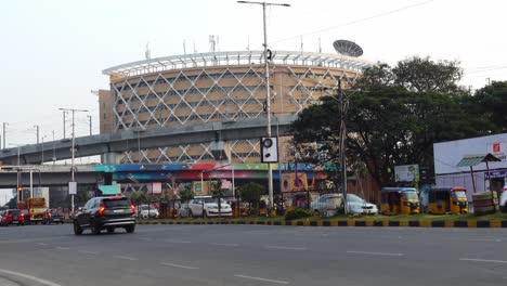 Statische-Ansicht-Der-Verkehrsbewegung-Auf-Der-Hauptstraße-In-Hyderabad,-Indien,-Die-Bei-Sonnenuntergang-Einer-Der-IT-Knotenpunkte-Des-Landes-Ist