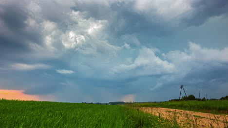 Toma-De-Lapso-De-Tiempo-De-Nubes-Rápidas-Volando-Sobre-Campos-Agrícolas-Y-Cielo-Oscuro,-4k---Espectacular-Formación-De-Nubes-Oscuras-Cubiertas-En-La-Naturaleza