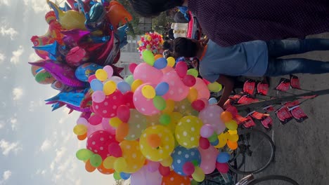 Una-Vertical-De-60-Fps-De-Un-Niño-Vendiendo-Globos