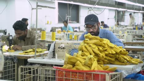 Sastres-Que-Trabajan-Dentro-De-Una-Planta-De-Producción-De-Fabricación-De-Ropa