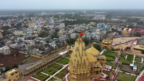 Toma-Aérea-Giratoria-De-Drones-Del-Templo-Y-La-Ciudad-De-Somnath