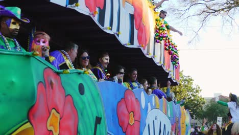 Los-Jinetes-Arrojan-Cuentas-Desde-El-Flotador-De-Mardi-Gras