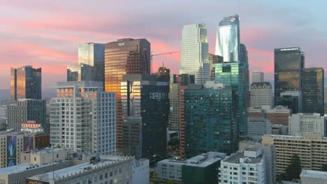 El-Horizonte-De-La-Ciudad-De-California-En-El-Centro-De-Los-ángeles-Con-Una-Puesta-De-Sol-Rosa