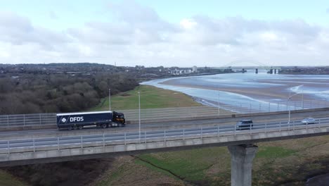 Verkehrsfahrzeuge,-Die-Sich-über-Die-Stark-Befahrene-Hängebrücke-Bewegen,-Wahrzeichen-Der-Autobahn,-Luftaufnahme,-Verfolgung-Nach-Links