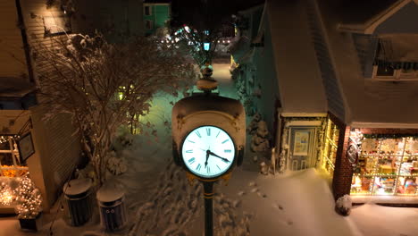 Nachts-Mit-Schnee-Bedeckte-Außenuhr