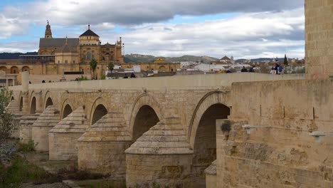 Paisaje-Tranquilo-En-El-Famoso-Puente-Romano-En-Córdoba,-España-Con-Mezquita-En-La-Parte-De-Atrás