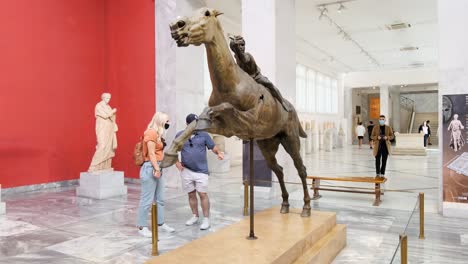 Estatua-De-Bronce-De-Un-Caballo-Y-Un-Joven-Jinete-Recuperados-En-Pedazos-Del-Naufragio-Frente-Al-Cabo-Artemision-En-Eubea,-Exhibido-En-El-Museo-Arqueológico-Nacional-De-Atenas,-Grecia,-El-14-10-2021