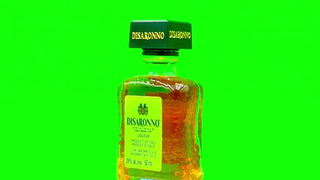 El-Licor-De-Amaretto-Disaronno-Se-Crea-A-Partir-De-Una-Mezcla-Secreta-De-Hierbas-Exóticas,-Especias-Y-Aceite-De-Hueso-De-Albaricoque-Para-Su-Exquisito-Sabor-Distintivo.