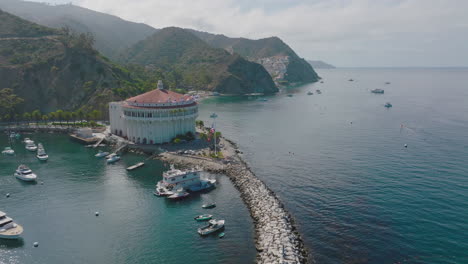 Flying-Over-Gorgeous-Santa-Catalina-Island-and-Mountains-of-Descanso-Canyon,-Drone-Footage-of-Sparkling-Ocean-Water-and-Boats-Below