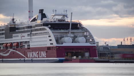 Ferry-De-Crucero-Finlandés-Cargado-Con-Automóviles-Y-Camiones