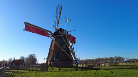 Molino-De-Viento-Giratorio-Tradicional-En-El-Parque-De-Vacaciones-Molenwaard