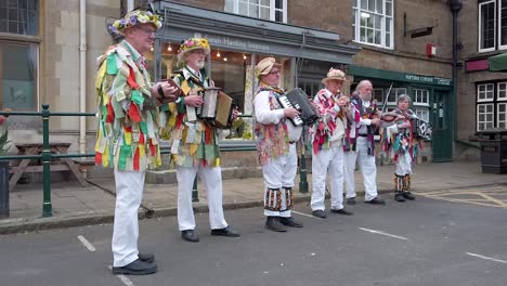 Rutland-Morris-Hombres-Tocando-Música-Y-Bailando-En-La-Plaza-Del-Mercado-De-Uppingham-El-Condado-De-Rutland,-El-Condado-Más-Pequeño-De-Inglaterra,-Gran-Bretaña