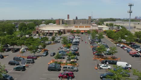 El-Estacionamiento-De-Home-Depot-En-Un-Ajetreado-Fin-De-Semana-Festivo---Establecimiento-De-Una-Toma-Aérea