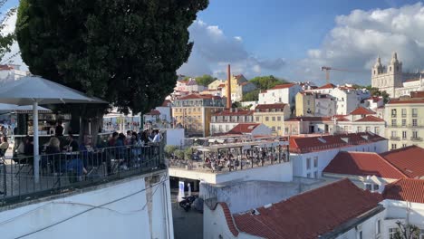 Malerischer-Aussichtspunkt-Mit-Panoramablick-Auf-Die-Stadt,-Traditionelle-Alfama-Häuser-Mit-Roten-Dächern-Und-Kirchen