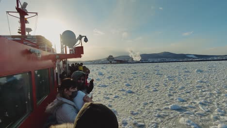 Pasajeros-Tomando-Fotos-Del-Hielo-Marino-A-La-Deriva-A-Bordo-Del-Crucero-Garinko-Go-Ii-Durante-La-Puesta-De-Sol