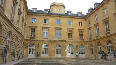 Patio-Del-Campus-En-El-Prestigioso-College-De-France-En-París,-Francia