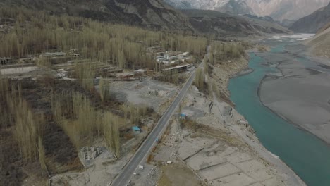 Vista-Aérea-De-La-Carretera-De-Karakoram-Junto-Al-Río-En-El-Valle-De-Hunza