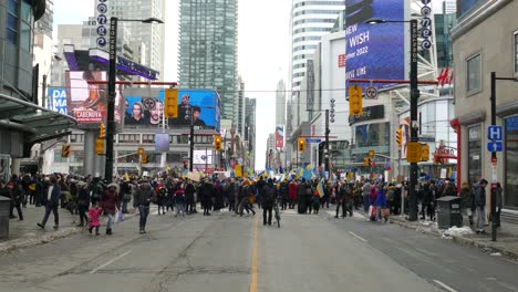 Intersección-Del-Centro-Repleta-De-Gente-Pro-ucraniana-Que-Protesta-Contra-La-Invasión-Rusa,-Toronto