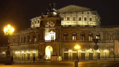 Casco-Antiguo-De-Dresde-Con-Vista-Exterior-De-La-Sala-De-Conciertos-Llamada-Semperoper