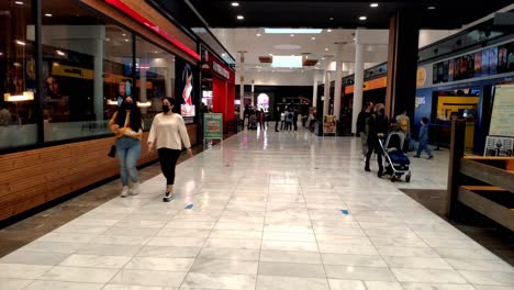 Pov-Caminando-Por-El-Tercer-Piso-Pasado-Shopper-En-El-Centro-Comercial-As-Cancelas-En-Galicia,-España