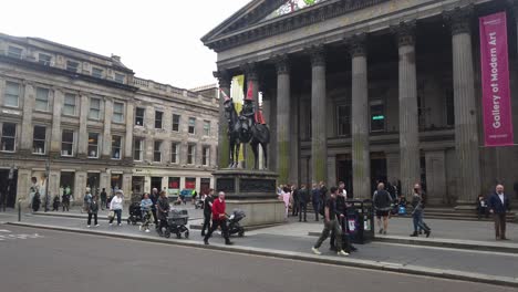 Eine-Belebte-Straßenszene-In-Glasgow