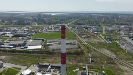 Una-Chimenea-De-La-Red-De-Calefacción-En-La-Ciudad-De-Klaipeda,-Zona-Lez,-De-La-Que-No-Sale-Humo