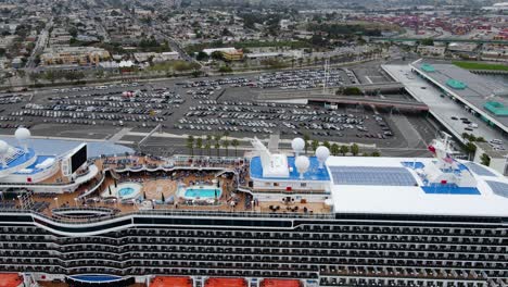 Luftaufnahme-Eines-Kreuzfahrtschiffes-Und-Des-Los-Angeles-World-Cruise-Center-Terminals-–-Verfolgung,-Drohnenaufnahme