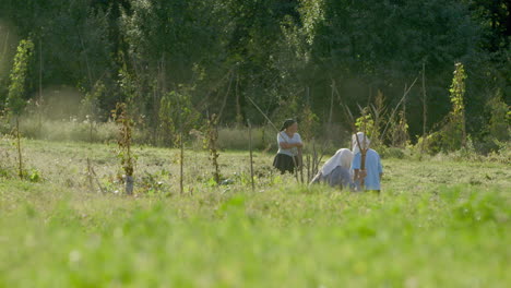 Mujeres-Rumanas-Con-Tenedores-Tradicionales-En-El-Campo