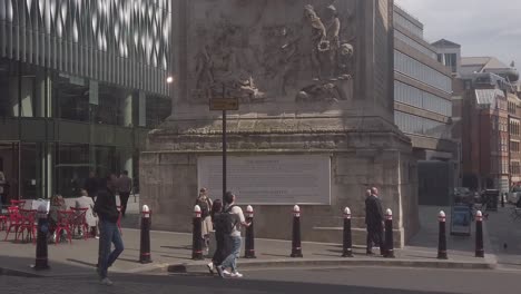 Cámara-Lenta-De-Turistas-En-El-Monumento-Al-Gran-Incendio-De-Londres