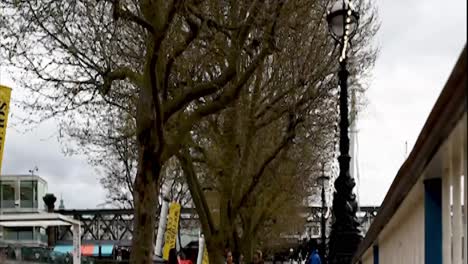 Caminando-Por-El-Camino-Del-Támesis-En-Southwark,-Londres,-Reino-Unido.